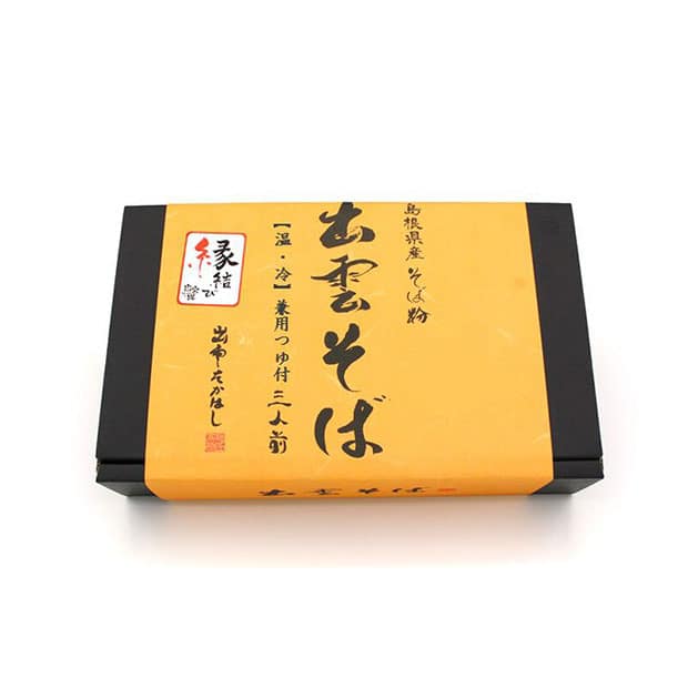 黒い箱に黄土色の帯紙が巻かれ、渋い文字で「出雲そば」と書かれている